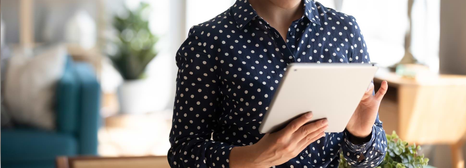 Kvinna jämför lån på surfplatta