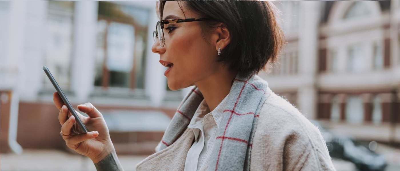 Kvinna på mobilen jämför lån
