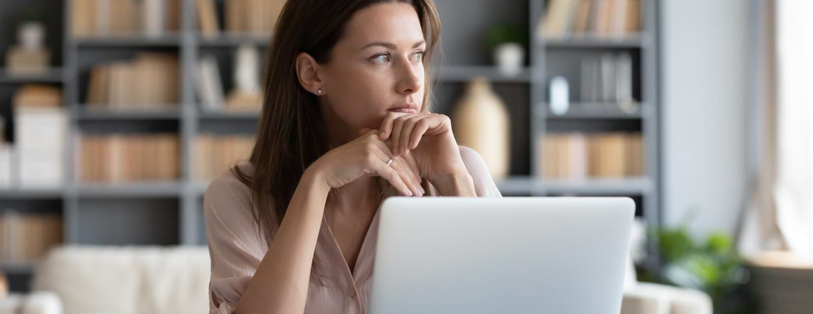 Orolig kvinna vid dator