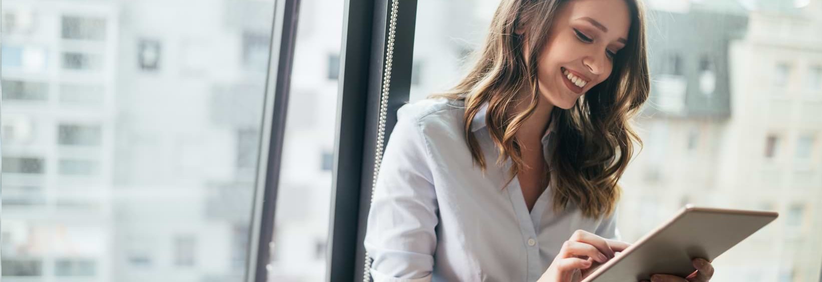 Kvinna lånar pengar online